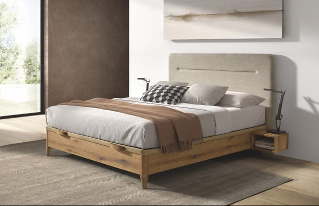 Imagen Canapé Vissuto Kendo en dormitorio con alfombra gris, pared marmoleada en tono café