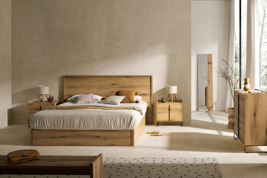 Imagen de detalles canapé Vissuto Comfort en dormitorio cálido de madera con cortinas blancas y paredes beiges