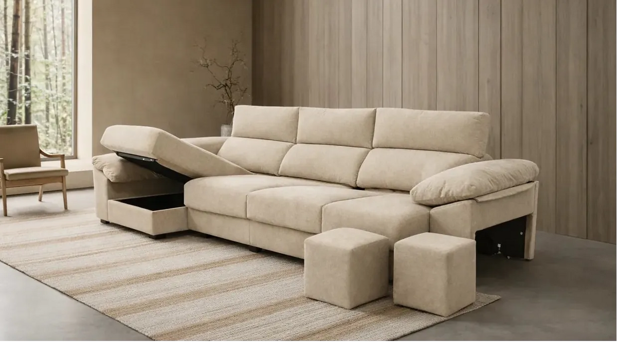 Sofá triplaza chaise beige con storage abierto y dos pufs crema modelo Vissuto Campus.