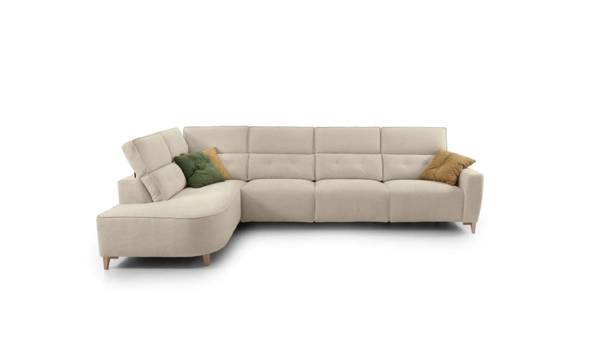 Sofá versión chaise longe del modelo Vissuto Strauss en tono beige.