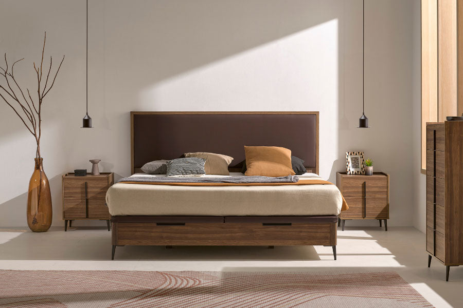 Canapé abatible Vissuto Nice Gap con cabecero tapizado en marrón y muebles de madera en dormitorio de estilo nórdico