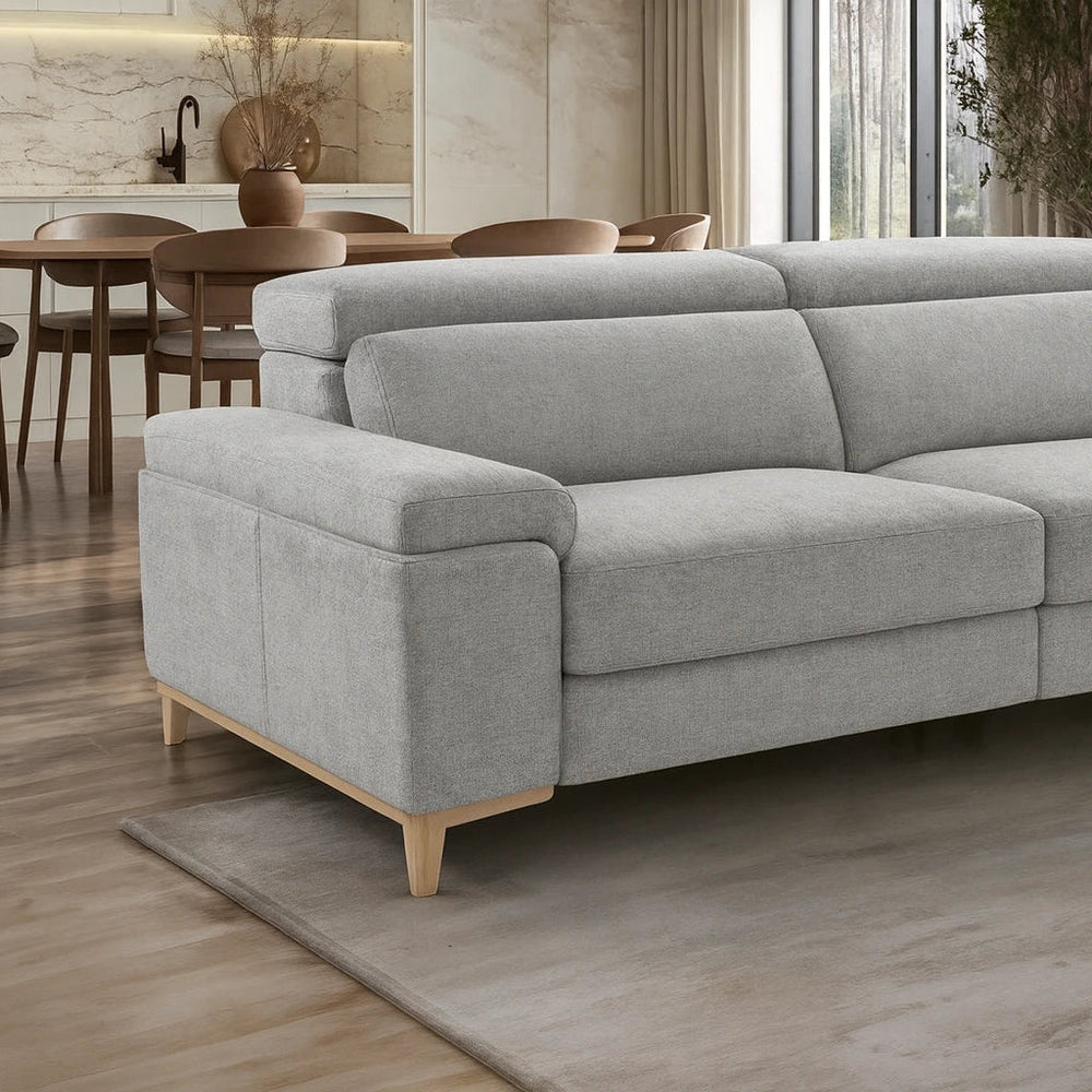 Sofá modelo Vissuto Astra en salon acogedor con alfombra marmolada y juego de sillas y mesa de madera