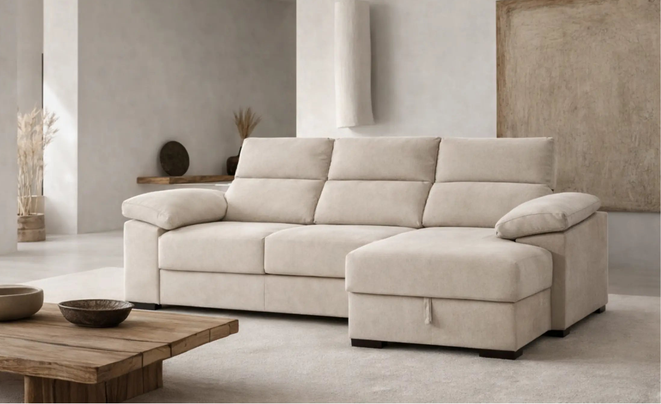 Sofá chaise longe color beige modelo Vissuto Botton.