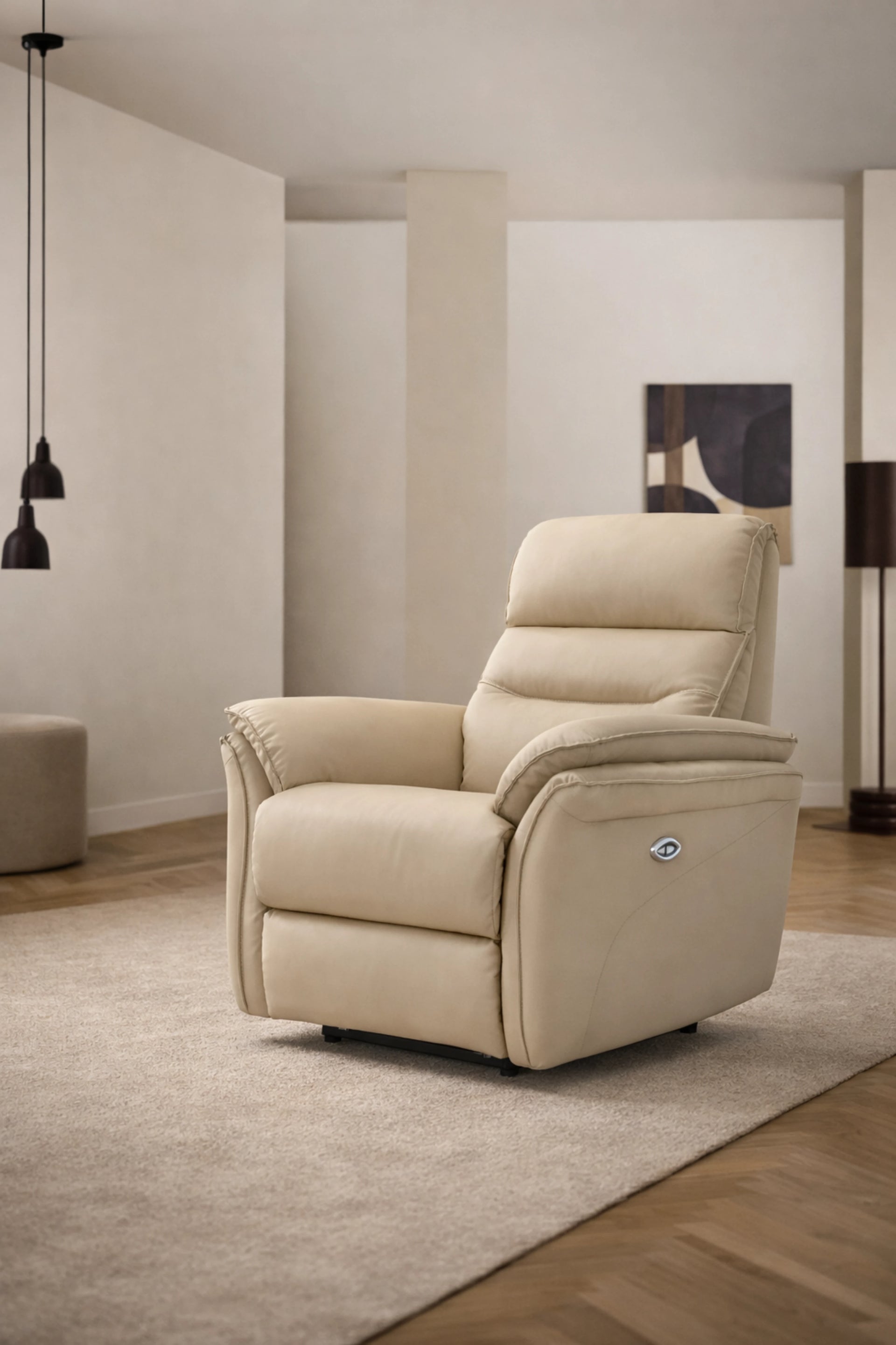 Sillón relax eléctrico Vissuto Karina tapizado en piel beige en salón moderno con suelo de madera
