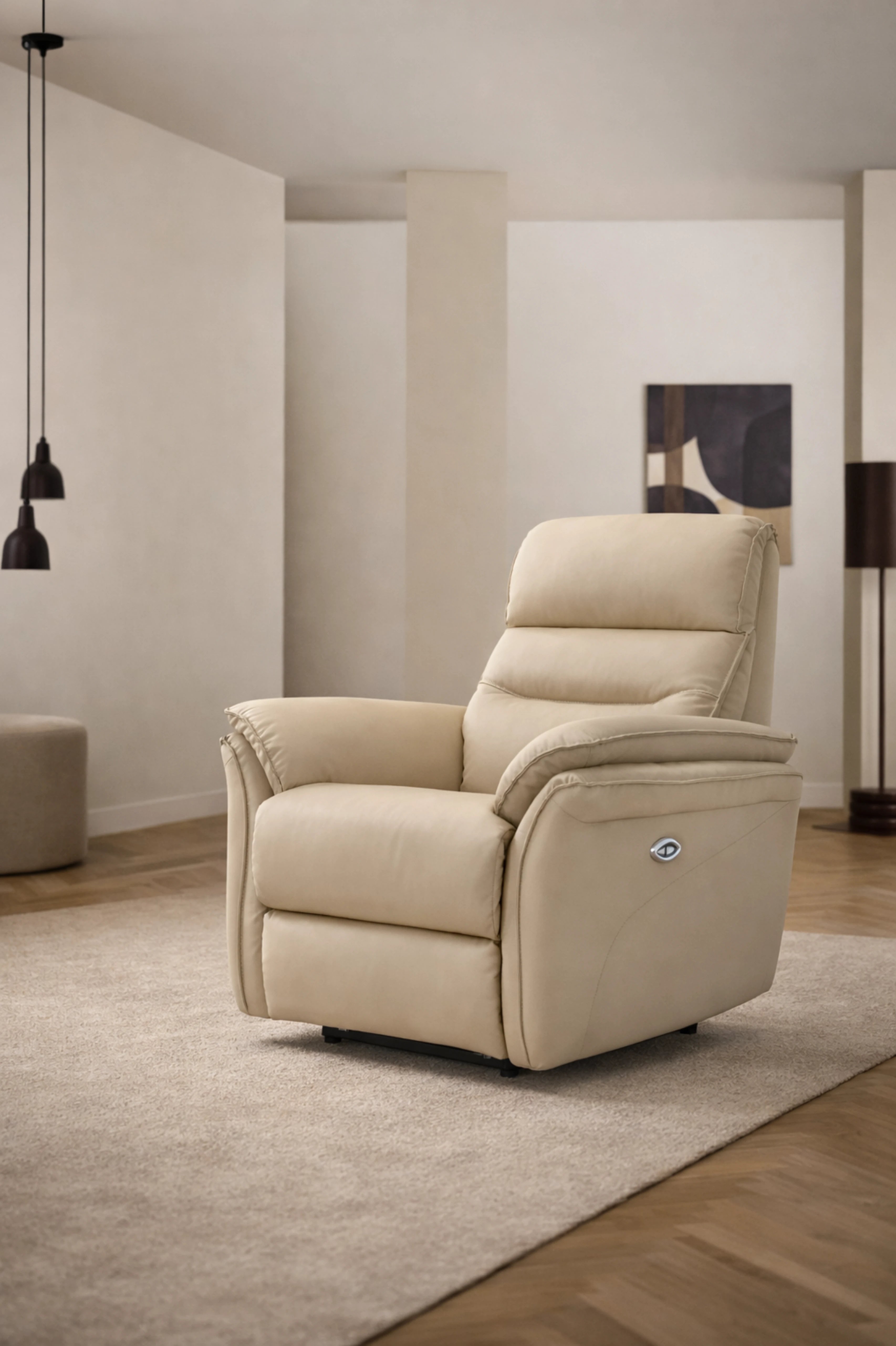 Sillón relax eléctrico Vissuto Karina tapizado en piel beige en salón moderno con suelo de madera