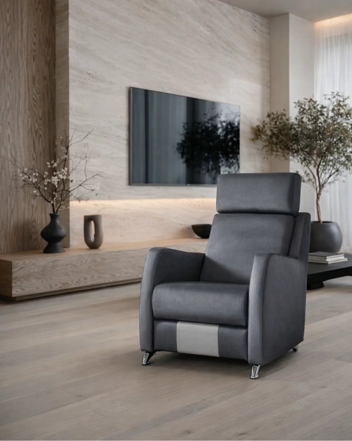 Sillón relax manual en tono gris oscuro modelo Vissuto Saimon en salón moderno con pared de madera 