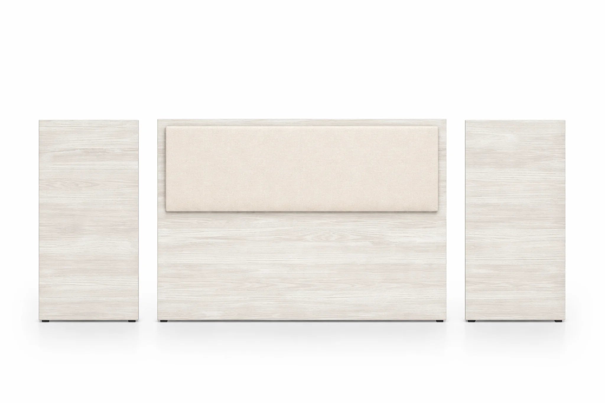 Cabecero de tres paneles en madera blanca blanqueada, con laterales alas altas y panel central elevado tapizado en tono crema.