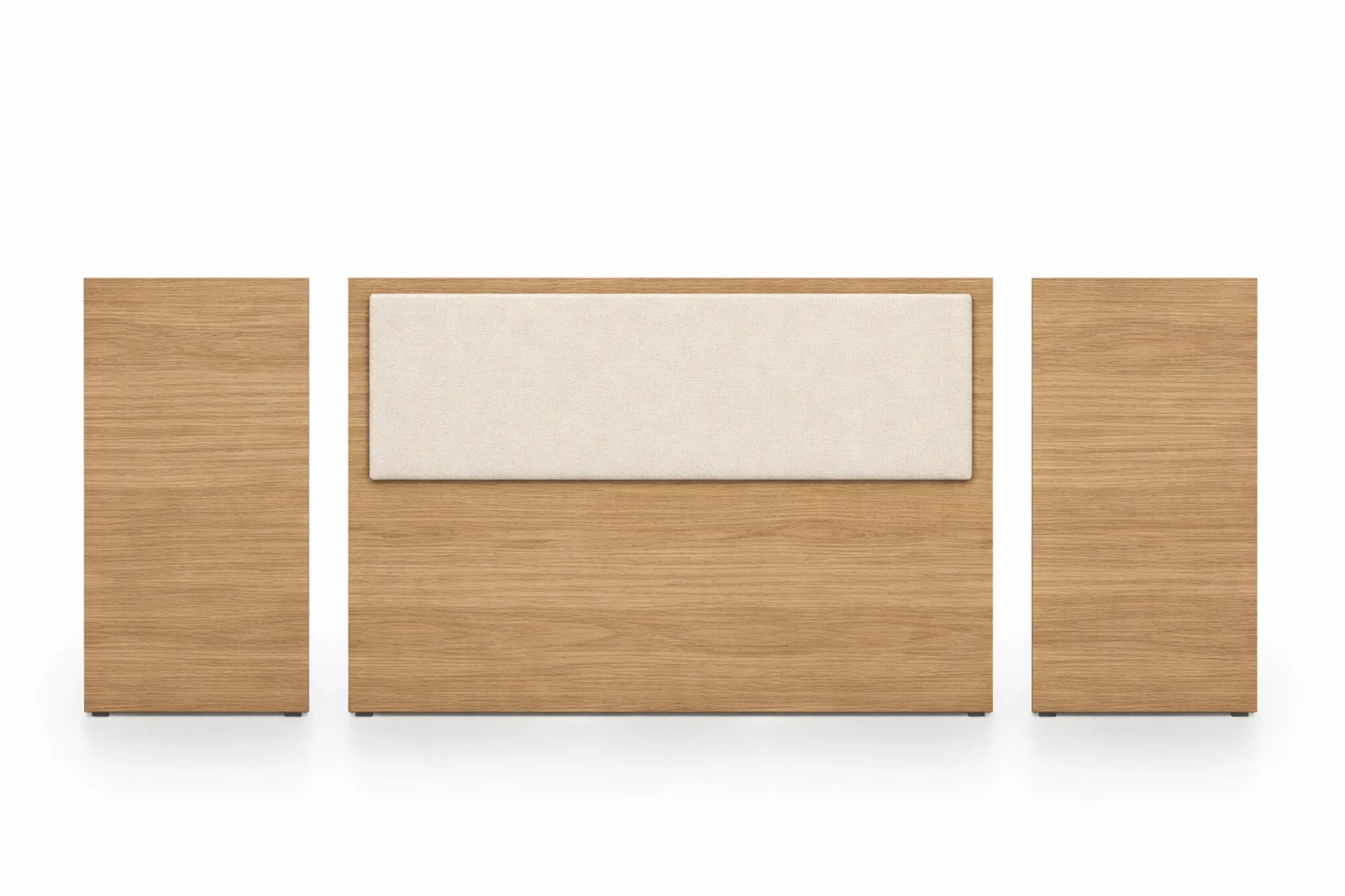 Cabecero de tres paneles en madera, con laterales alas altas y panel central elevado tapizado en tono crema.