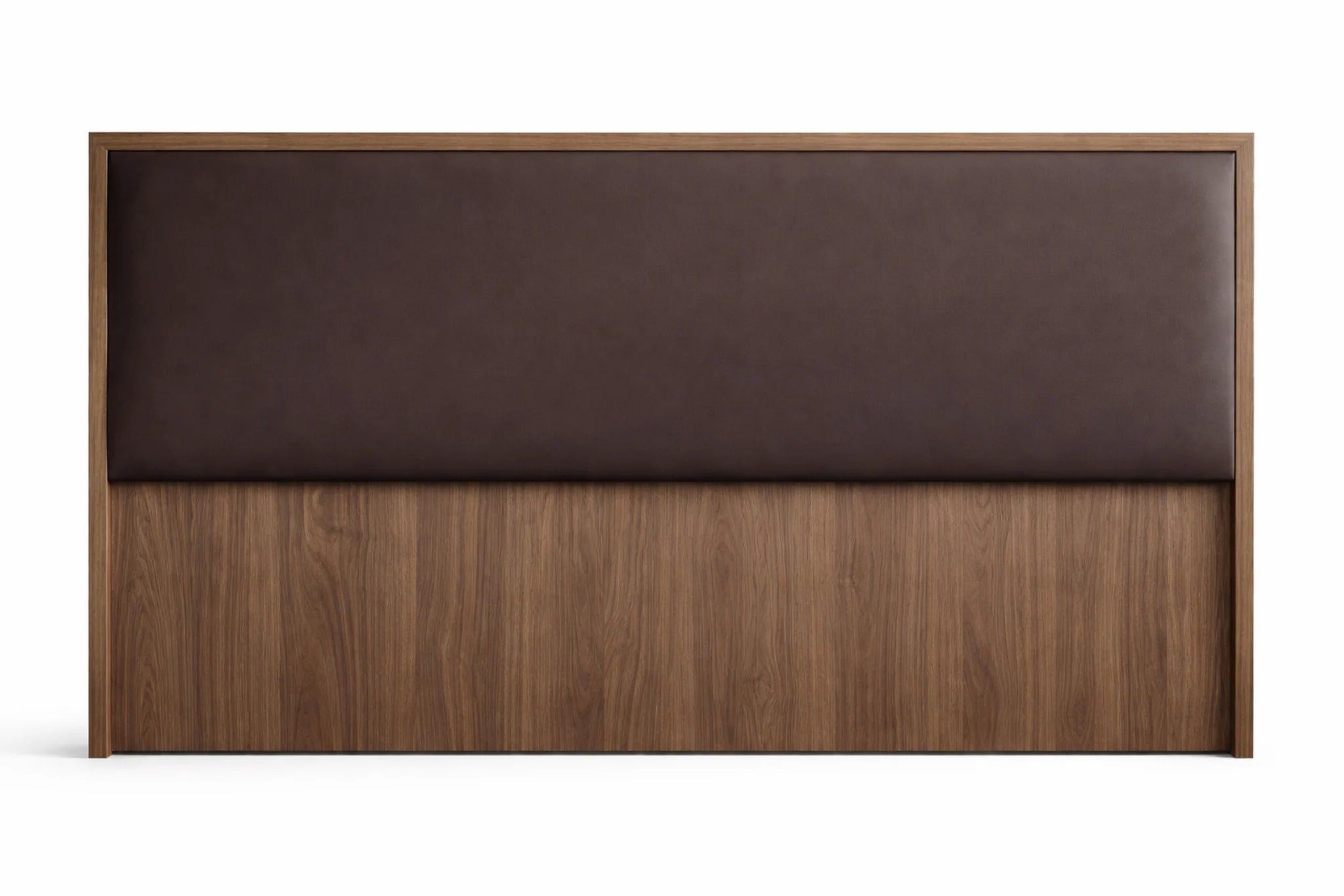 Cabecero marco de madera oscura con panel central acolchado tapizado en tono chocolate.