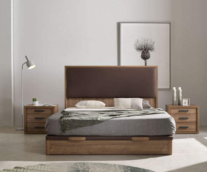 Canapé modelo Vissuto Cool con dormitorio a juego de madera con cuadro blanco y motivo de flor