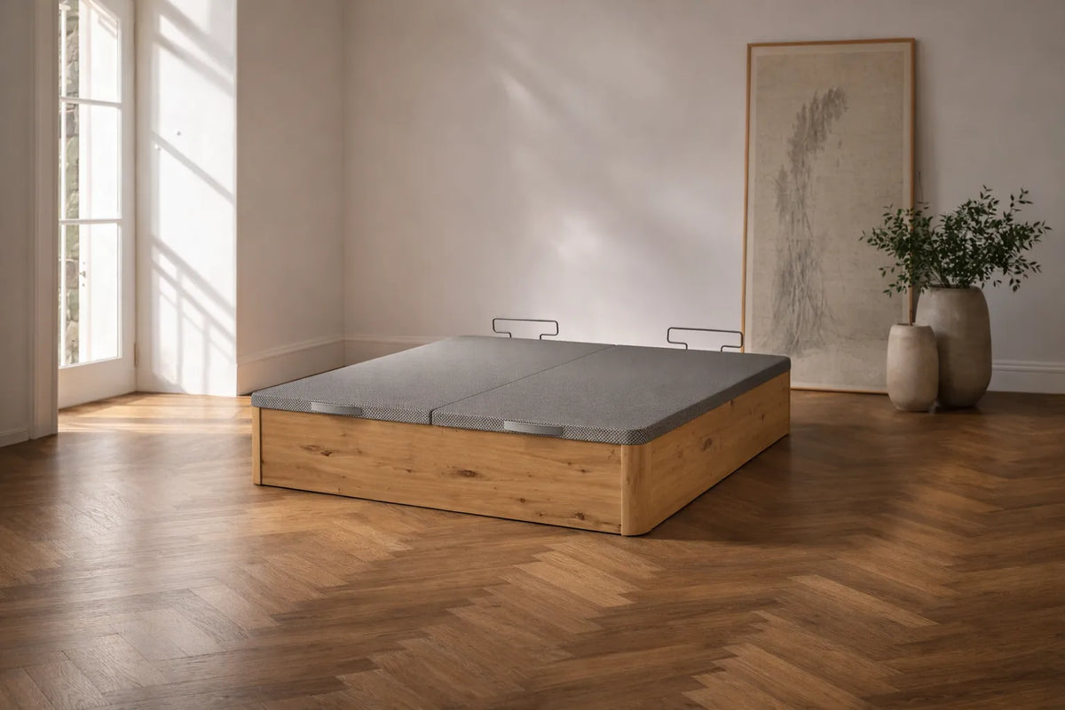 Canapé doble Vissuto Basic en tono madera y tapizado en color gris. 