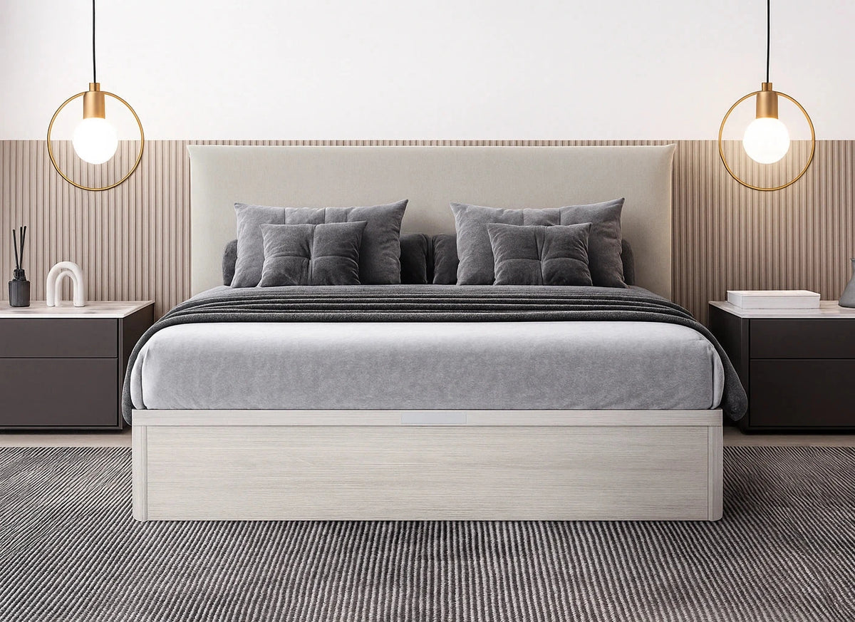 Canapé Forte Vissuto madera clara con ropa de cama gris y panel de listones en dormitorio elegante