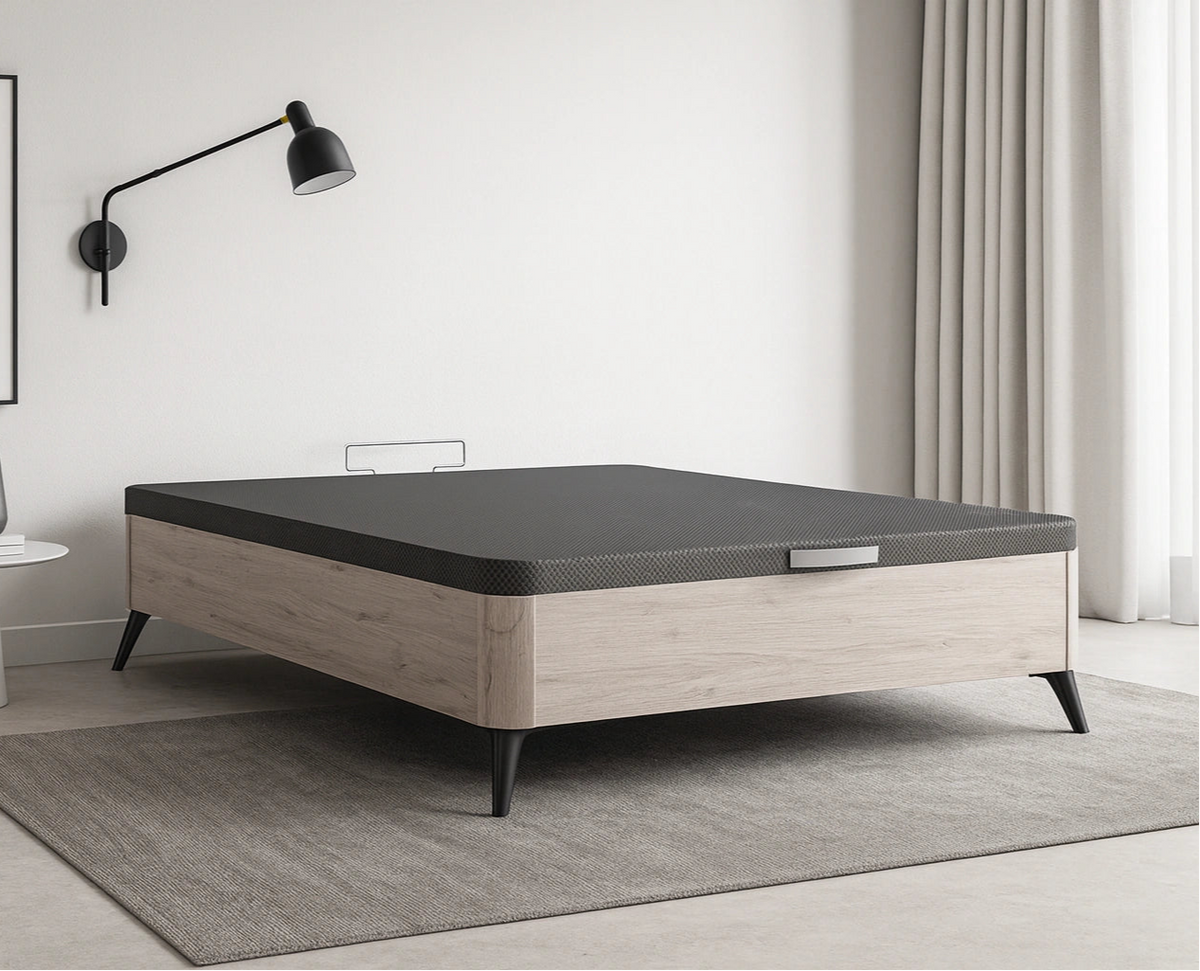 Imagen Canapé Vissuto Kendo en dormitorio con alfombra gris, lámpara negra y cortinas beige