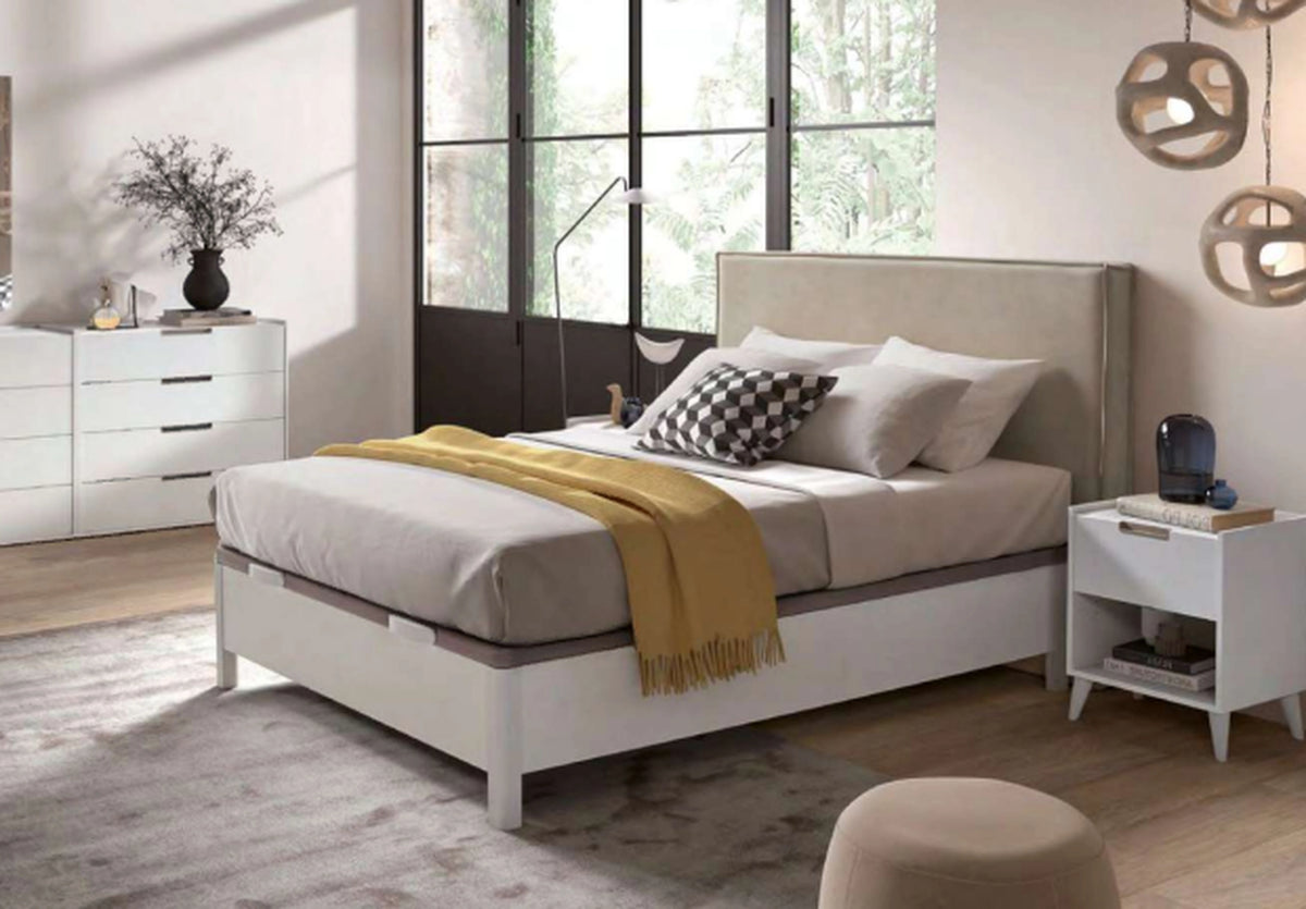 Canaпé Vision Vissuto blanco con cabecero tapizado beige en dormitorio luminoso estilo nórdico