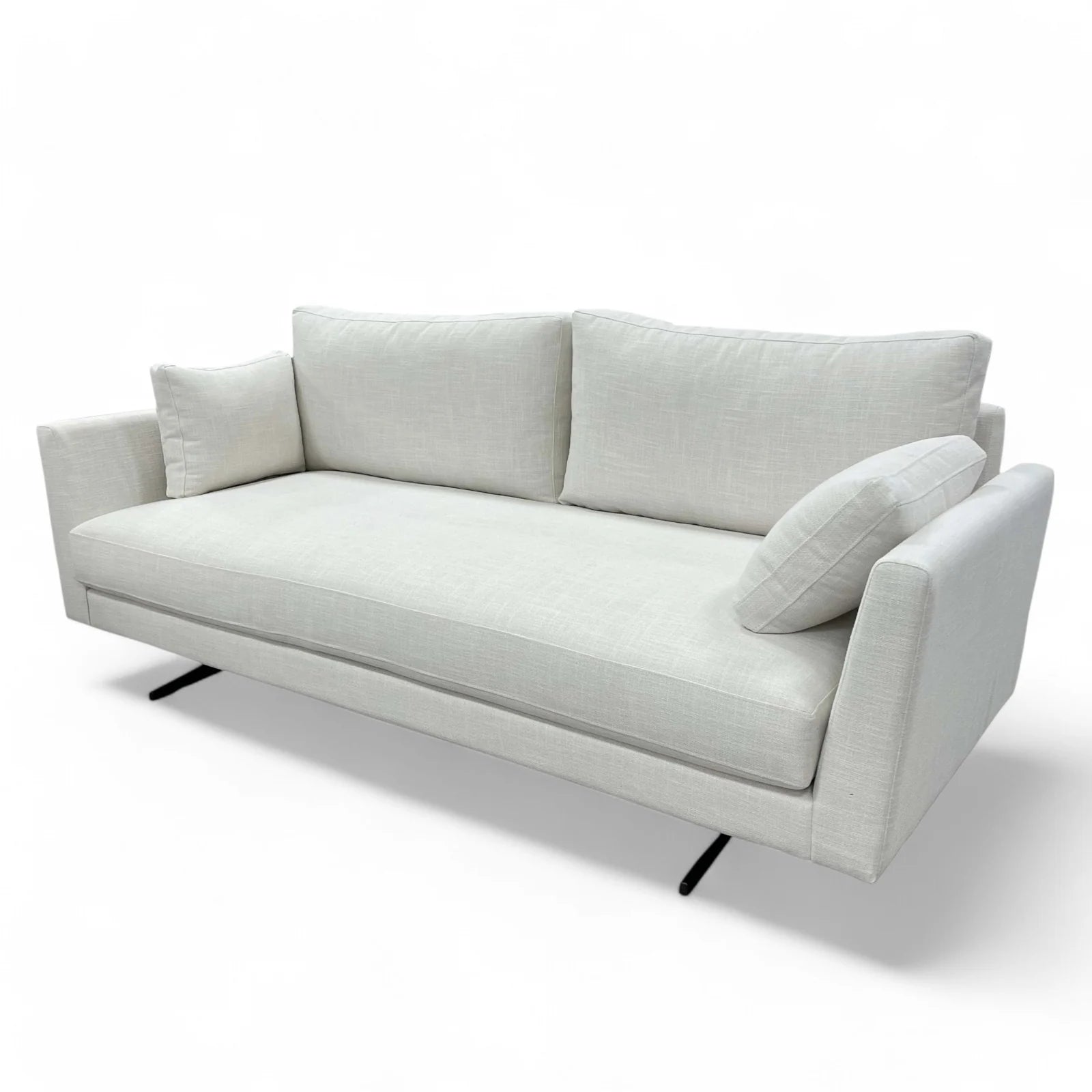 Sofá doble plaza blanco crema con patas platillo negras modelo Vissuto Diverso.
