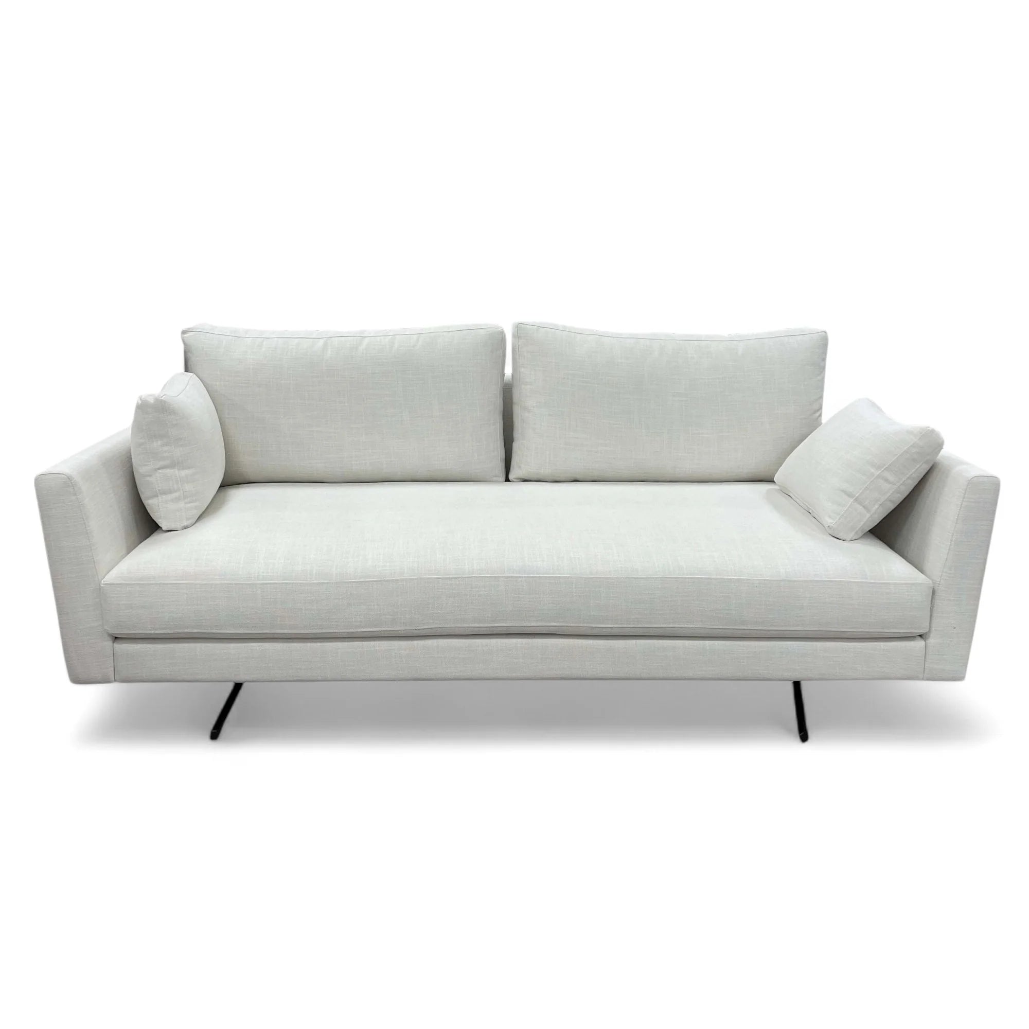 Sofá doble plaza blanco crema con patas platillo negras modelo Vissuto Diverso.