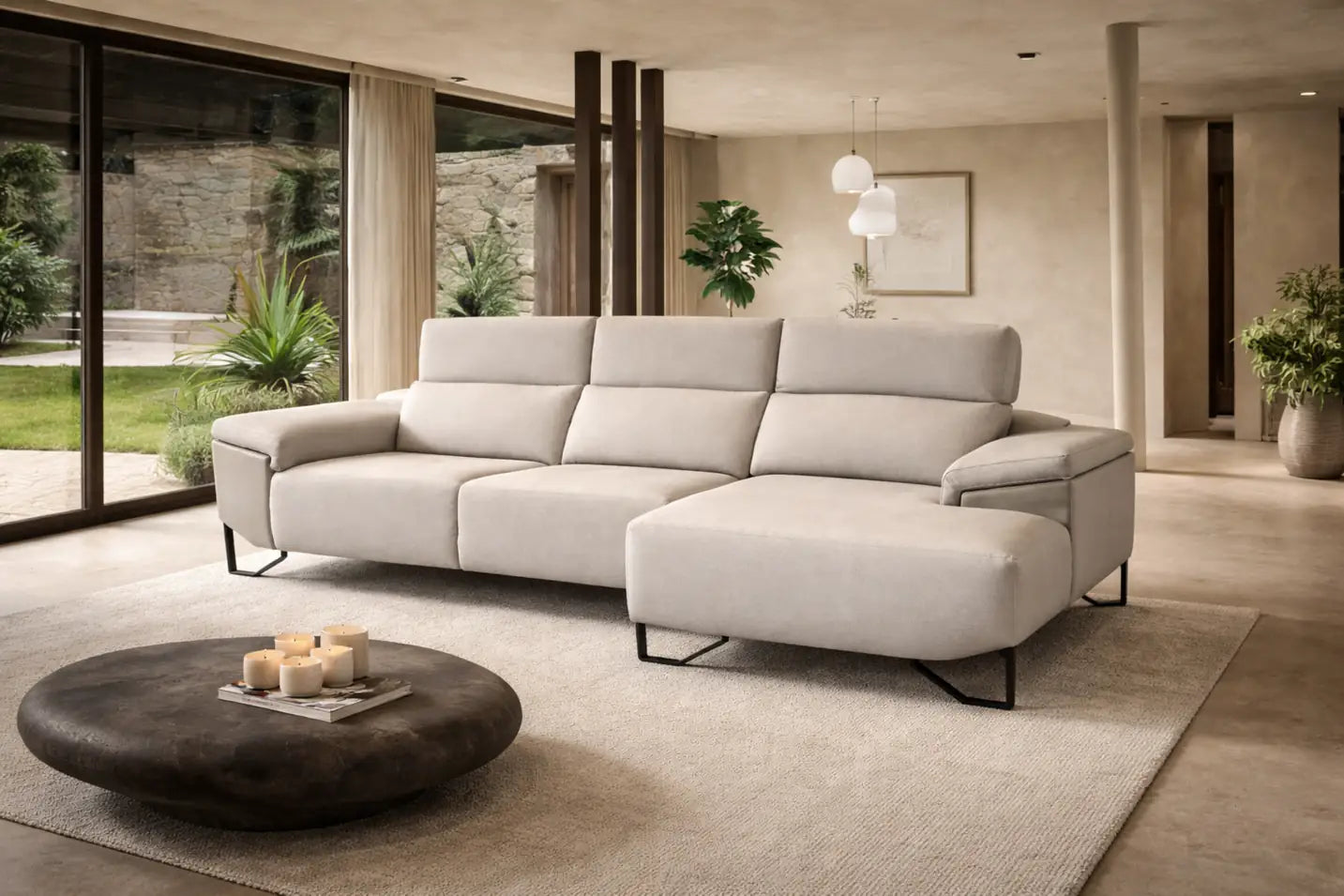 Sofá triplaza chaise longue beige crema con patas negras metálicas modelo Vissuto Herman.