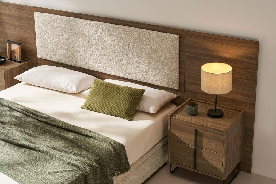 Imagen dormitorio de madera con mesitas de noche , lámpara y cabecero 
