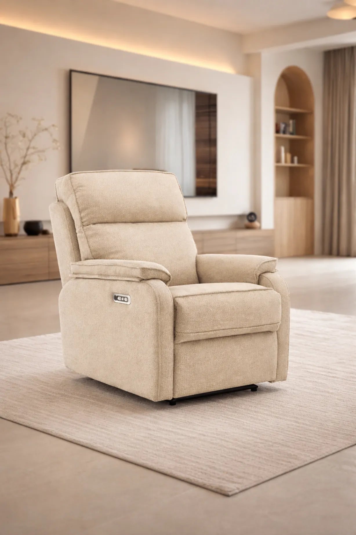 Sillón relax eléctrico beige con reposapiés en salón moderno minimalista con pared espejada y lámpara LED.