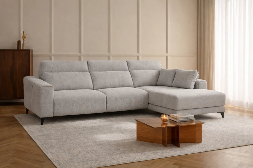 Sofá triplaza chaise gris claro suave modelo Vissuto Ares en salón elegante madera
