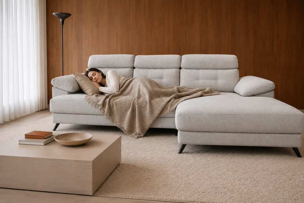 mujer dormida tapada con una manta sobre sofá vissuto chaiselongue astore con fondo de salón 