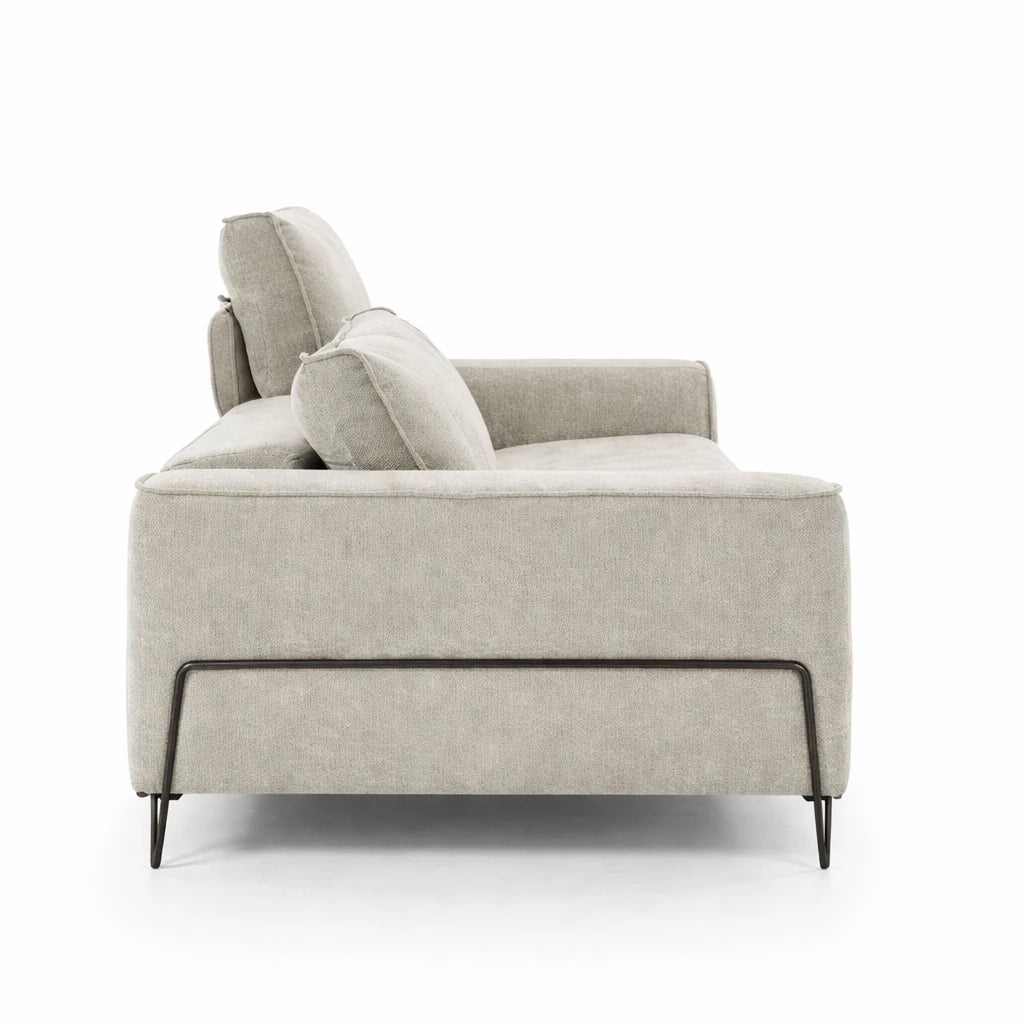 Perspectiva lateral sofá chaise longe modelo Vissuto Coimbra en tono beige y patas bastidor metálico.