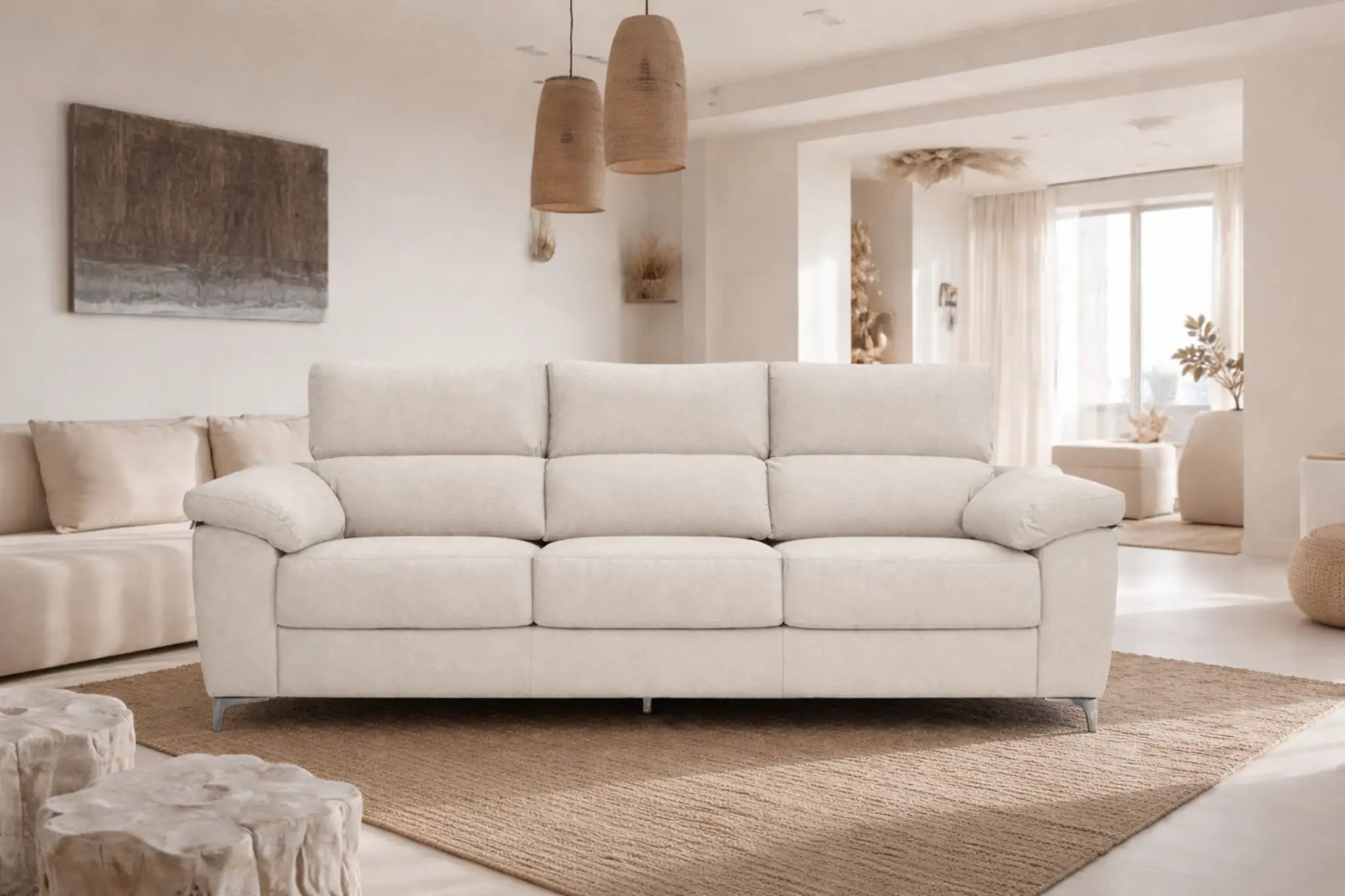 Sofá triplaza en tono beige con patas de color plateadas modelo Vissuto Prime.