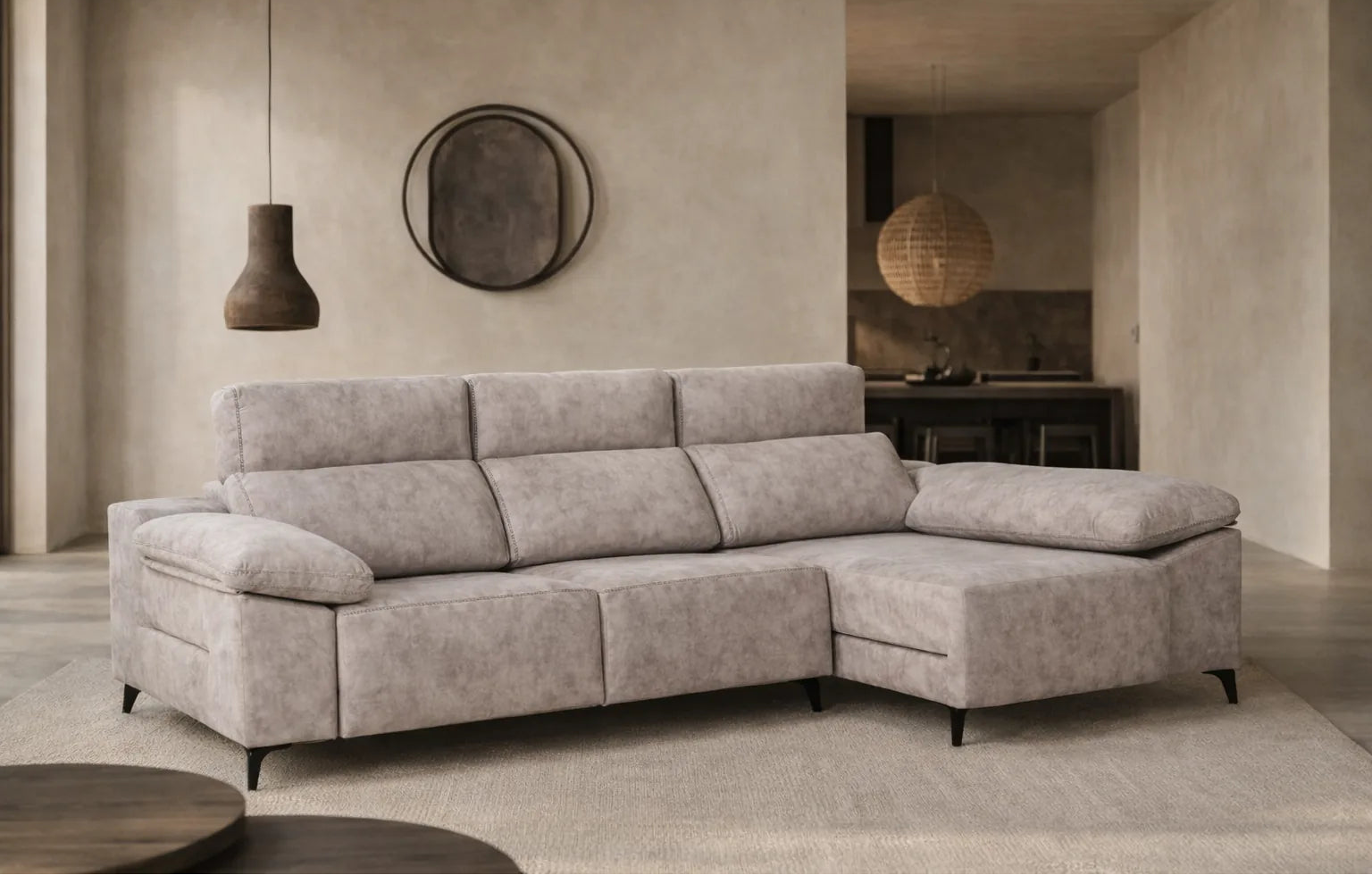 Sofá chaise longue gris claro texturizado, diseño modular con chaise y patas metálicas.
.