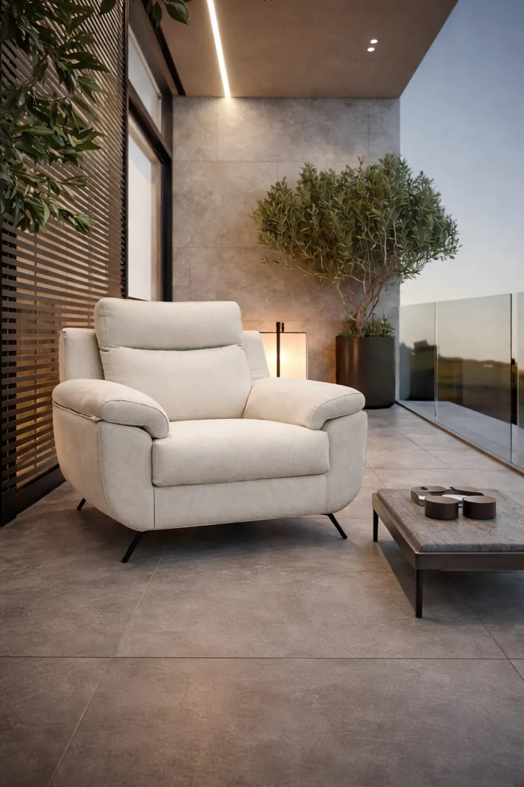 Sillón relax blanco crema con patas hairpin en terraza moderna