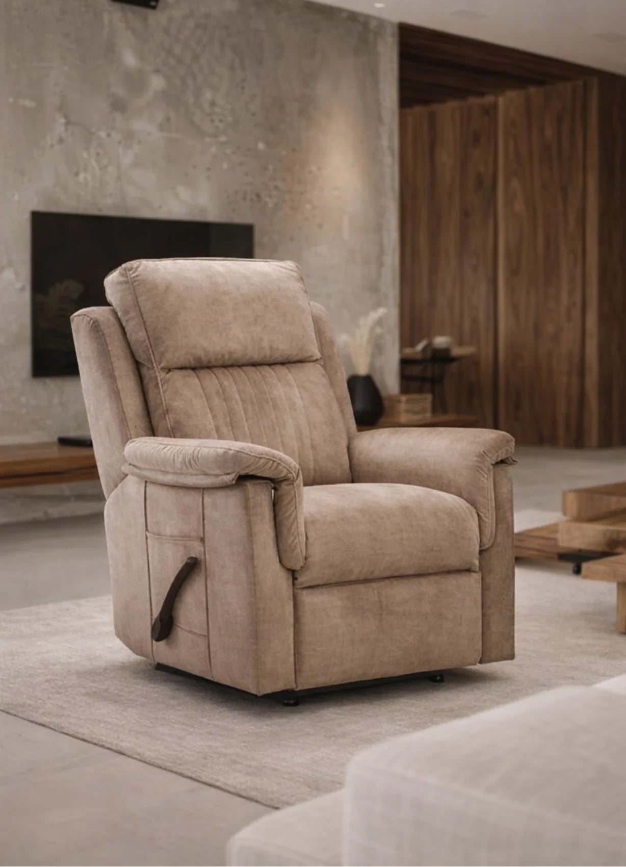 Sillón modelo Vissuto Travis en salón cálido con detalles en madera.