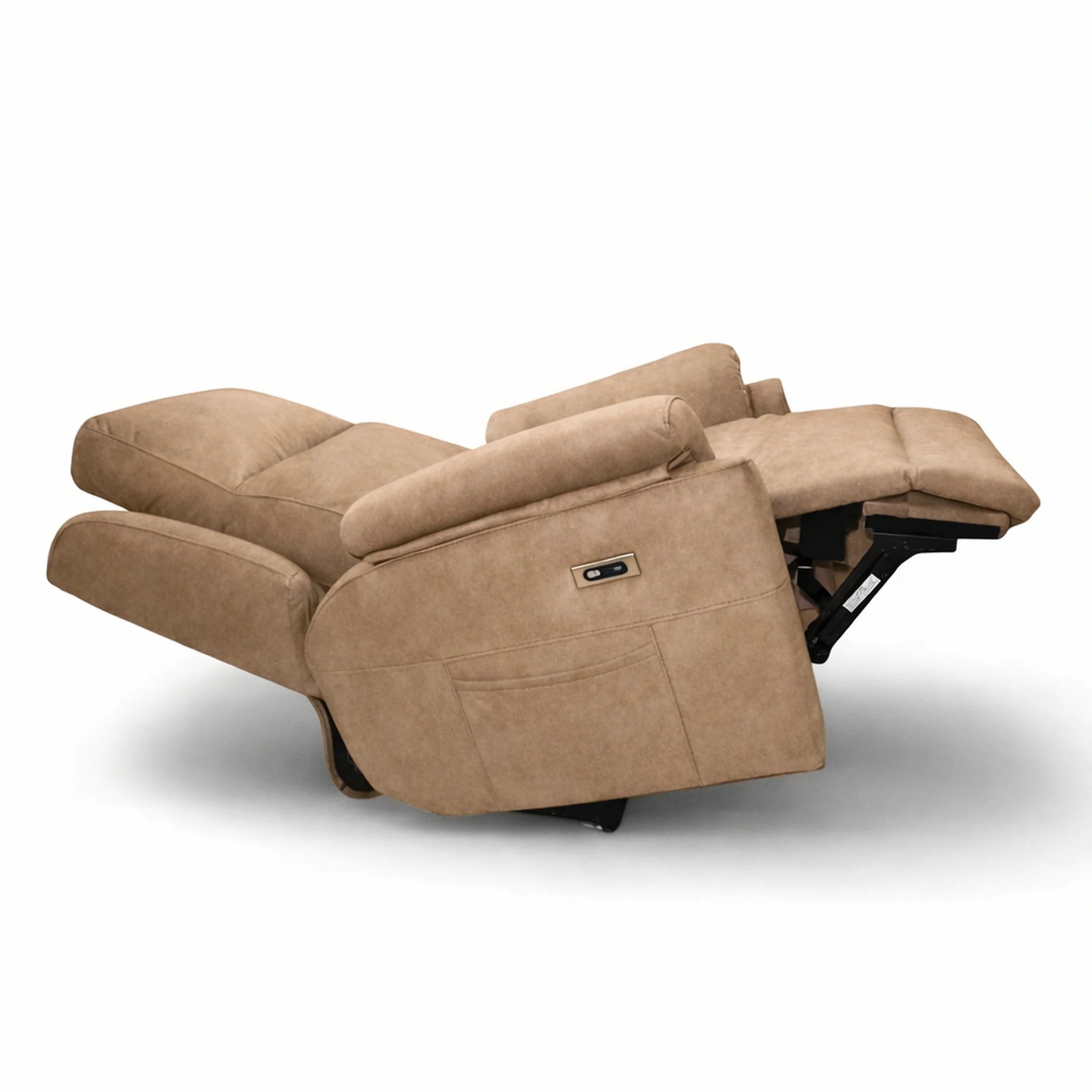 Sillón relax eléctrico tono café crema completamente reclinado con reposapiés extendido visto de perfil sobre fondo blanco modelo Vissuto Loana 