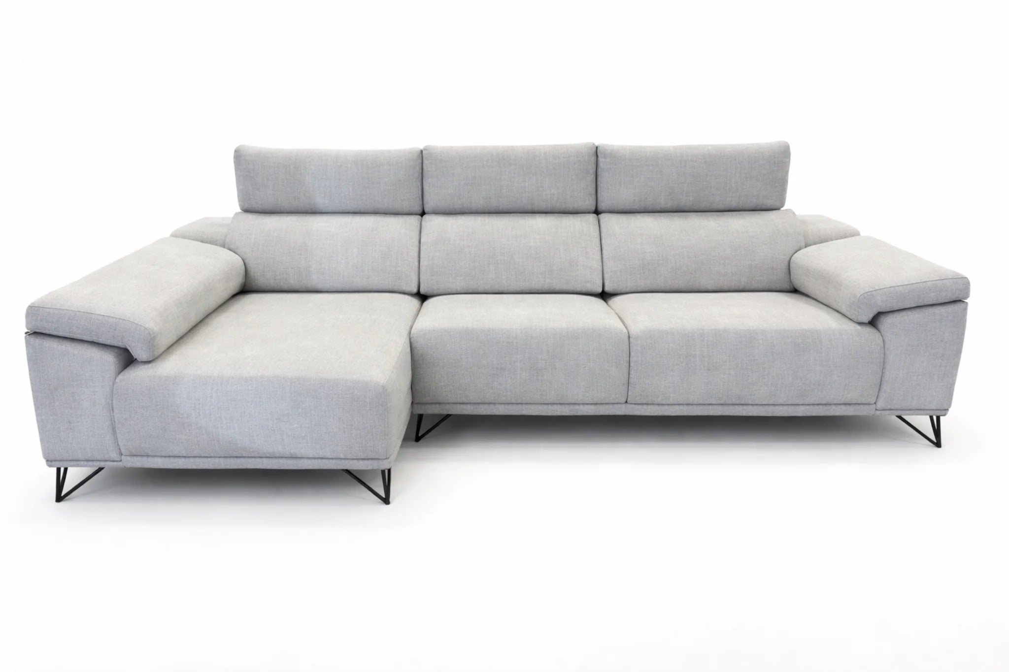 Imagen frontal sofá triplaza chaise gris claro con patas hairpin negras modelo Vissuto Belice.