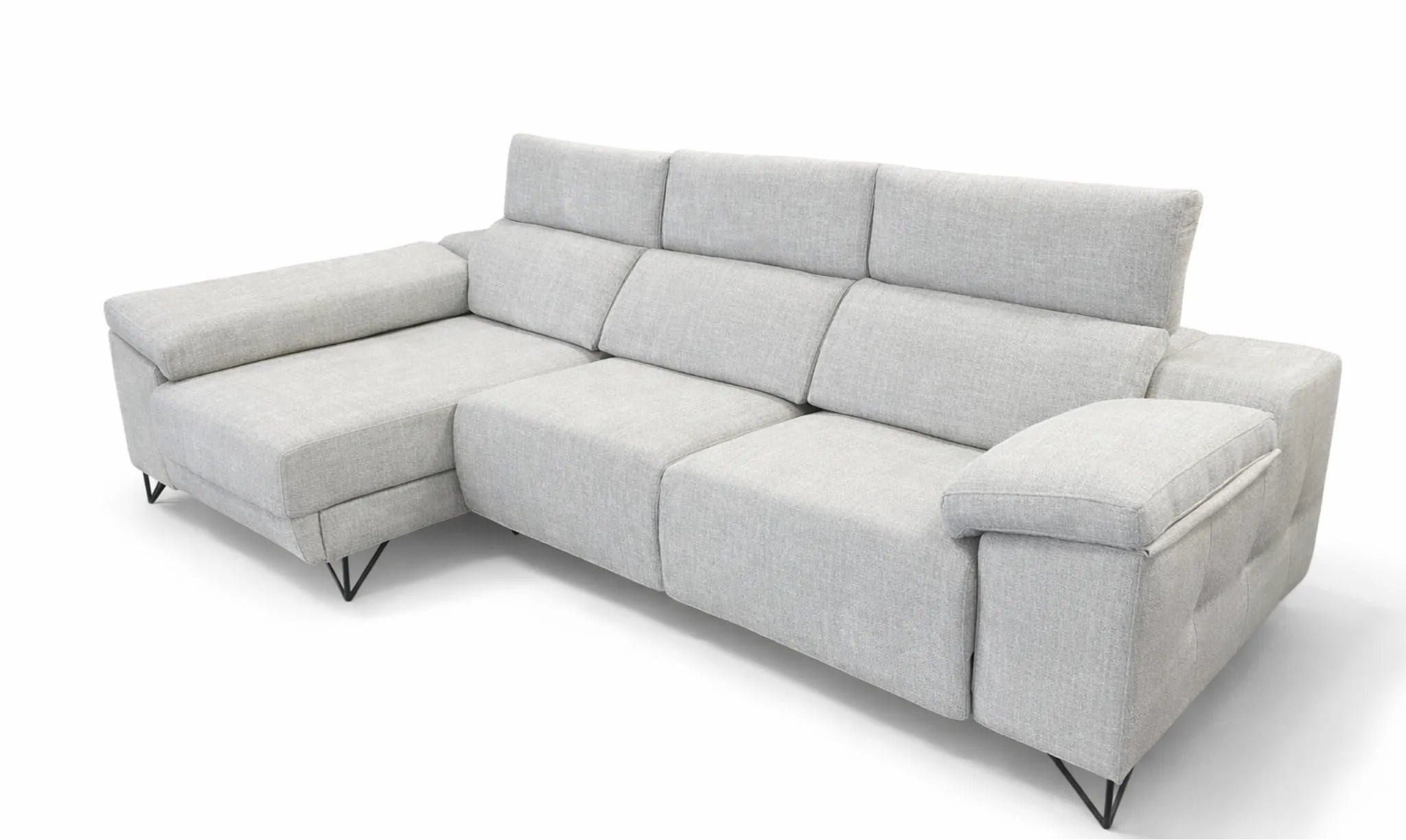 Imagen lateral sofá triplaza chaise gris claro con patas hairpin negras modelo Vissuto Belice.