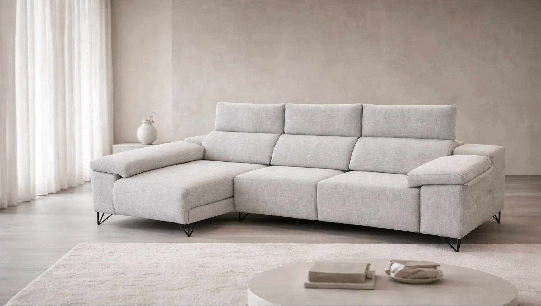 Sofá triplaza chaise gris claro con patas hairpin negras modelo Vissuto Belice.