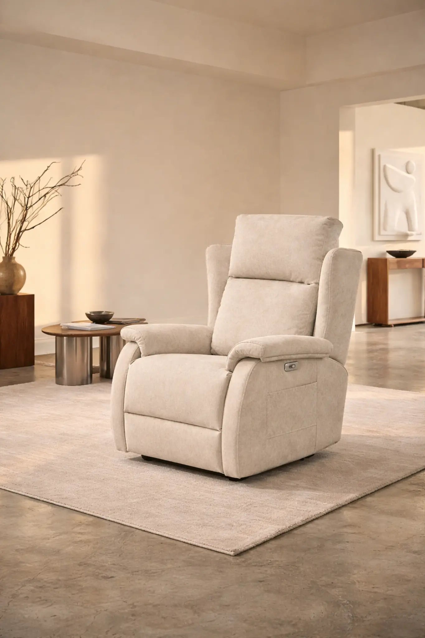 Sillón relax eléctrico Vissuto Katya en salón luminoso con decoración minimalista