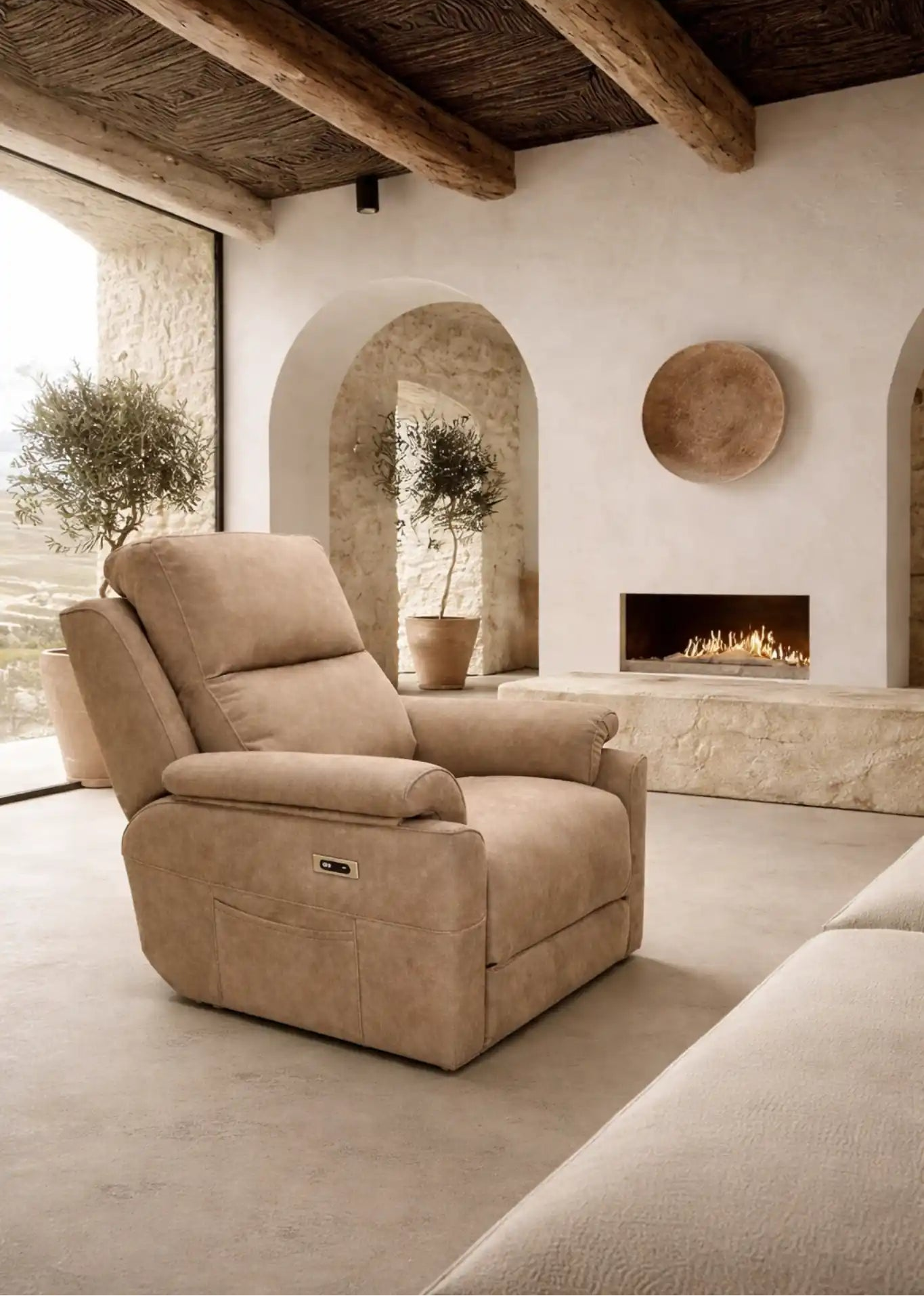 Sillón relax eléctrico Vissuto Loana en salón cálido con techo de madera  y chimenea 