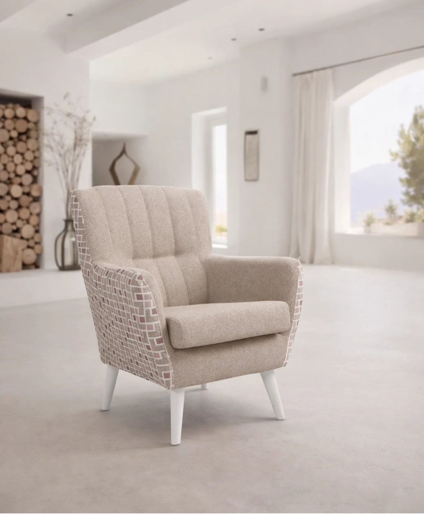 Butaca modelo Vissuto Marsella con diseño geométrico, salón rústico chimenea troncos ventana jardín y cortinas blancas.