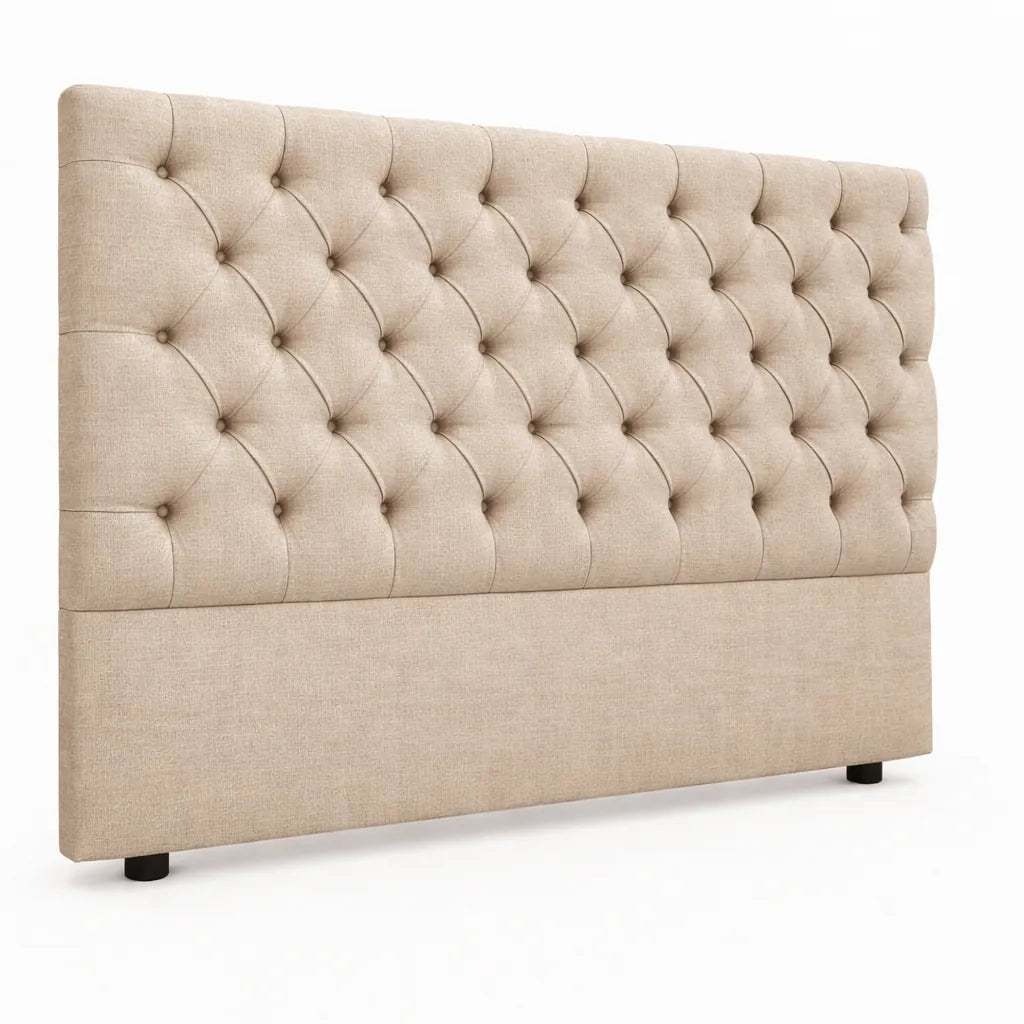 Cabecero capitoné rombos beige con botones forrados. Patrón clásico chevron acolchado con costuras profundas.
