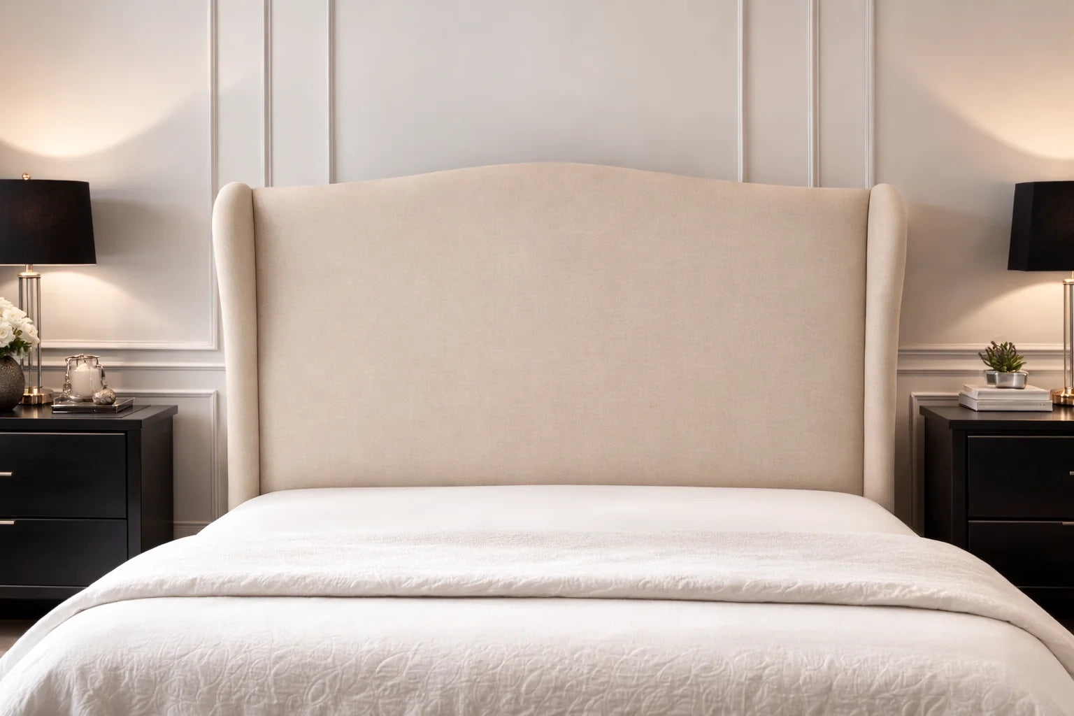 Cabecero wingback beige crema con alas arqueadas acolchadas.