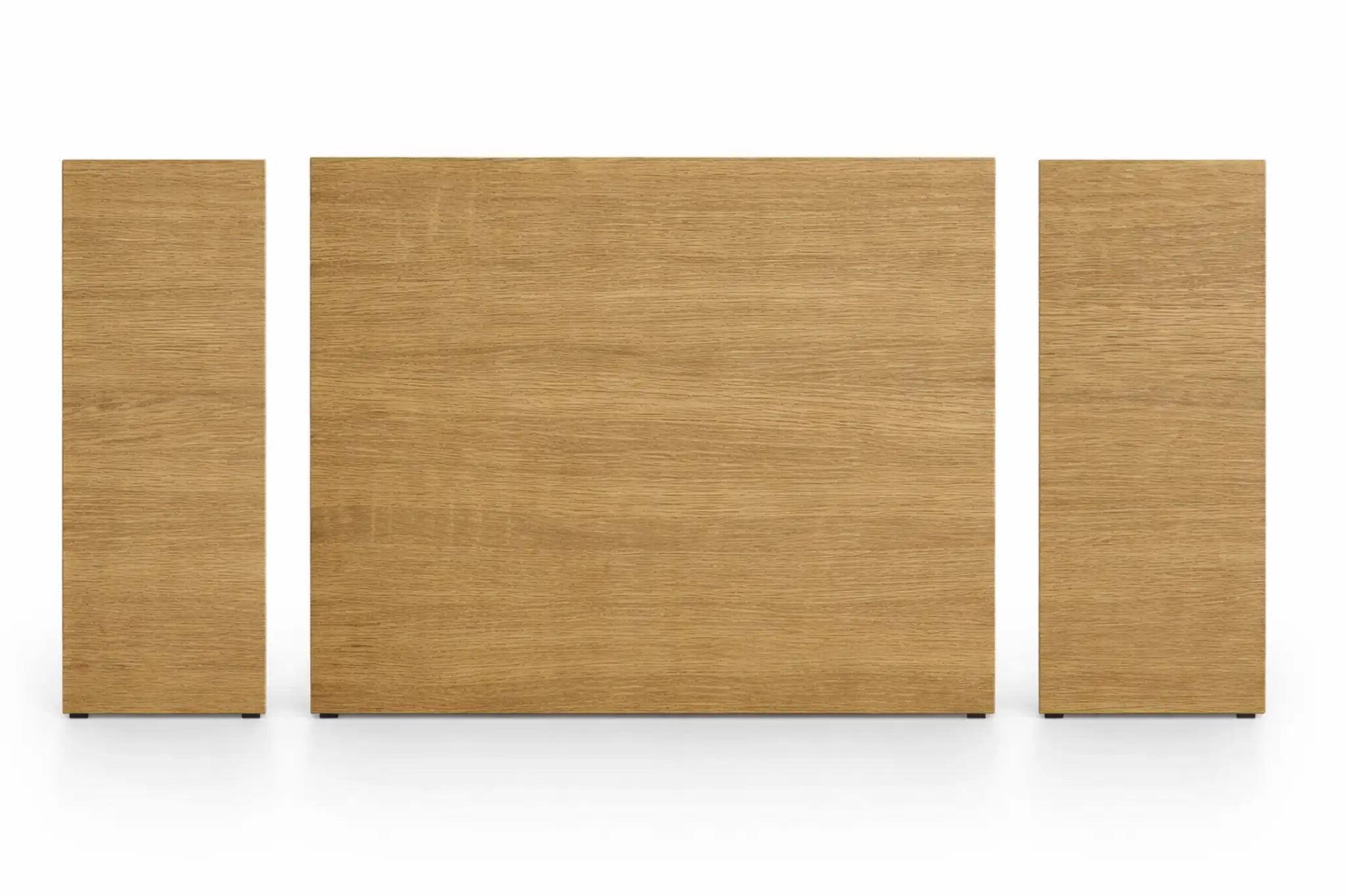 Cabecero de tres paneles en madera, con laterales alas altas y panel central elevado.