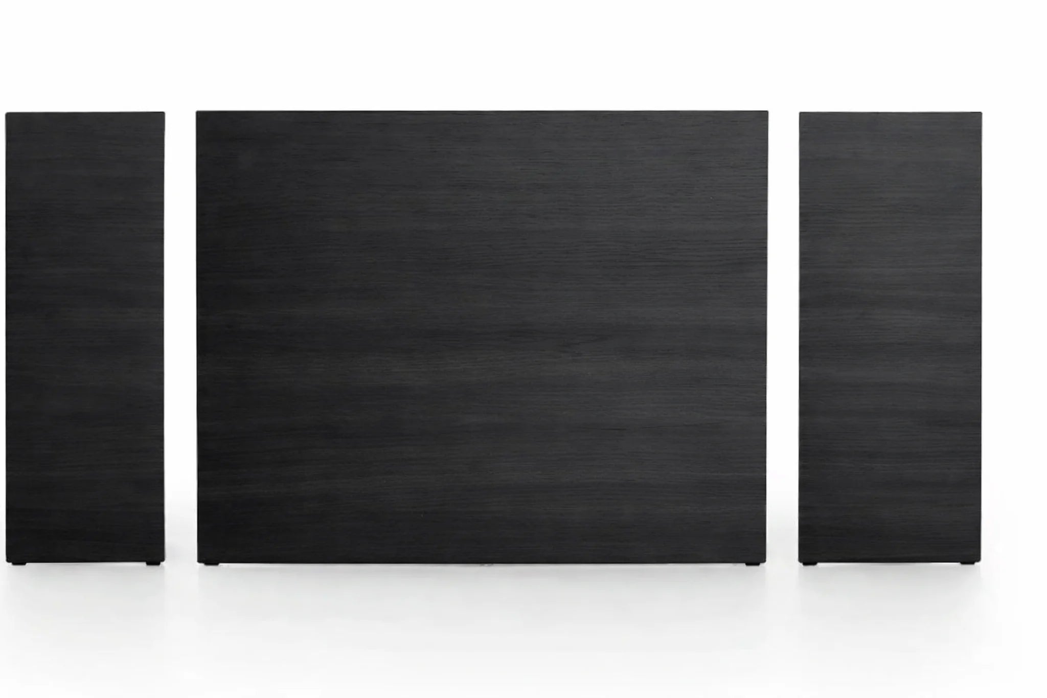 Cabecero de tres paneles en madera tono ébano, con laterales alas altas y panel central elevado.
