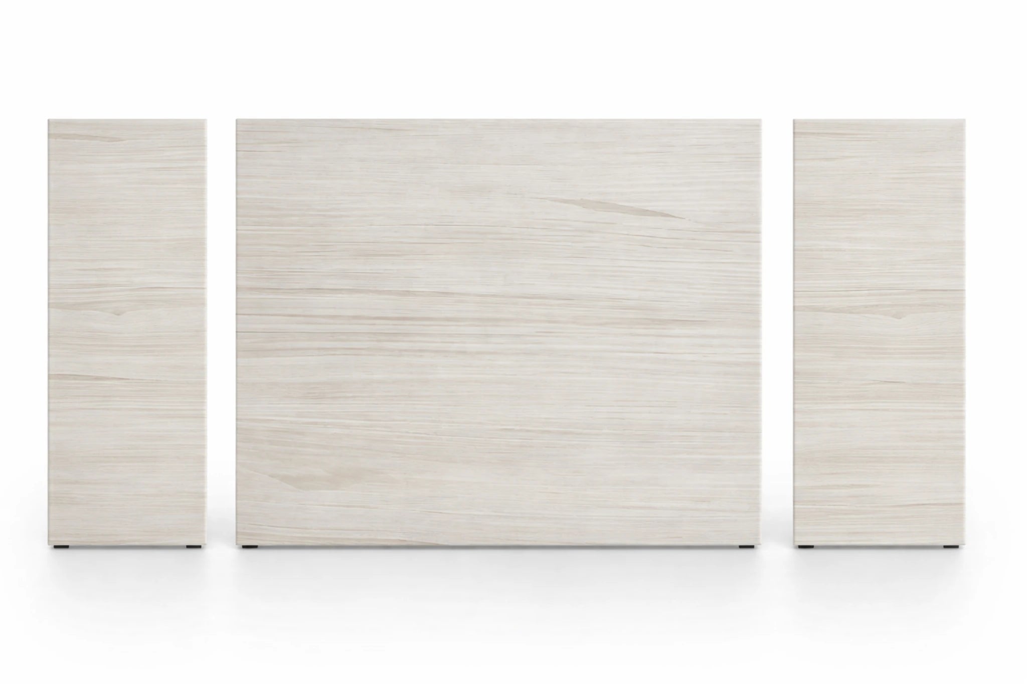 Cabecero de tres paneles en madera blanca blanqueada, con laterales alas altas y panel central elevado.