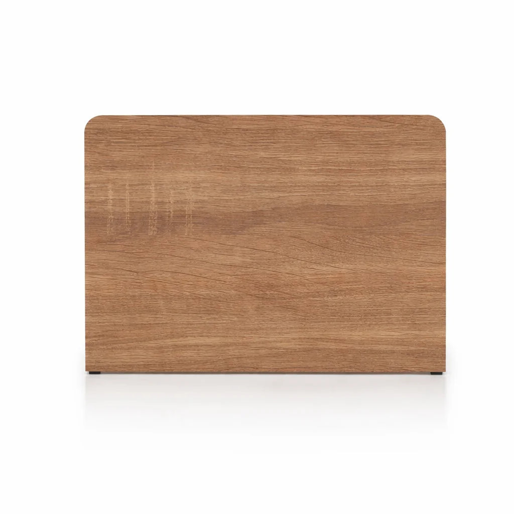 Cabecero madera alto con bordes angulares redondeados.