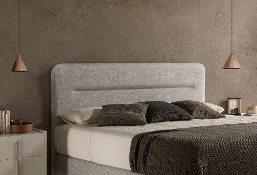 Imagen dormitorio con mesita de noche de madera, lámparas colgante y cabecero Vissuto Unique