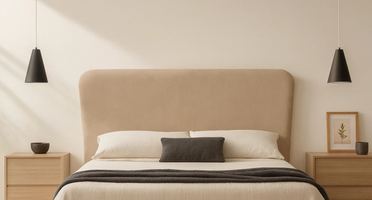 Cabecero Vissuto First tapizado en tela beige camel con aristas redondeadas en dormitorio escandinavo