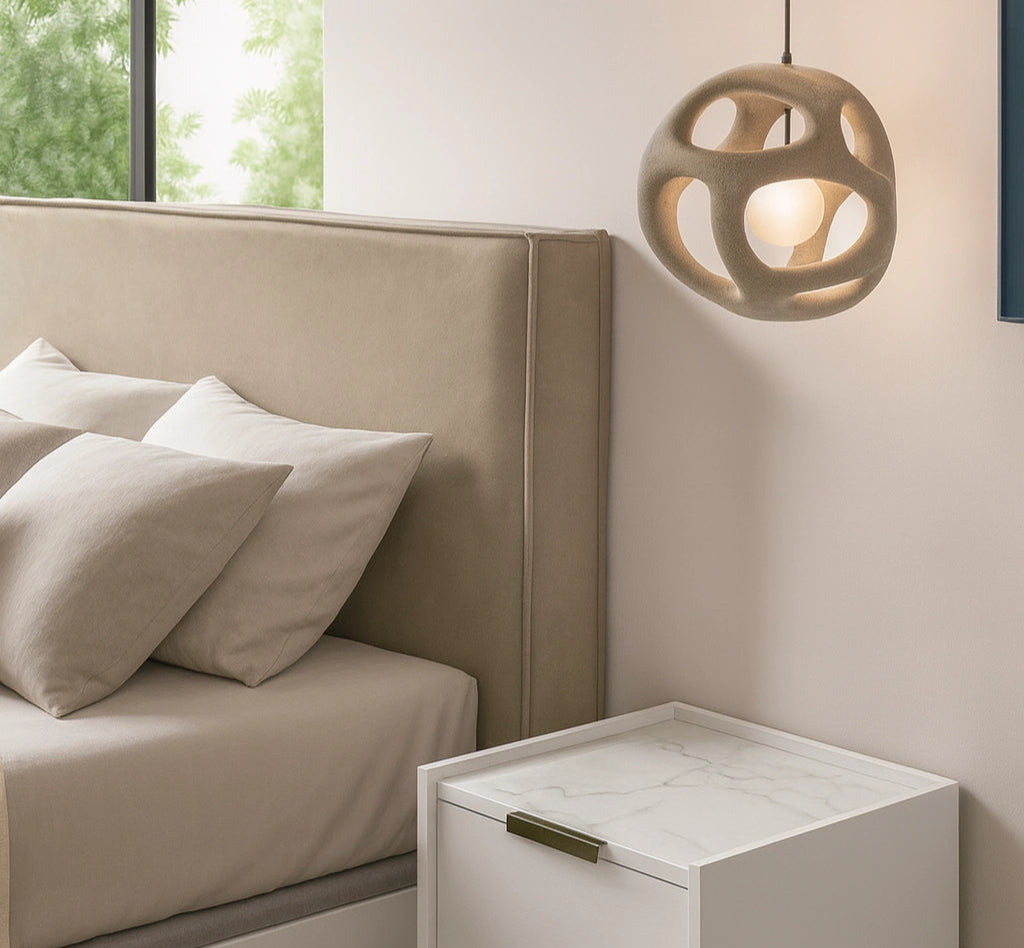 Imagen dormitorio con mesita de noche blanca marmolada , lámpara colgante  y cabecero Vissuto Wonder