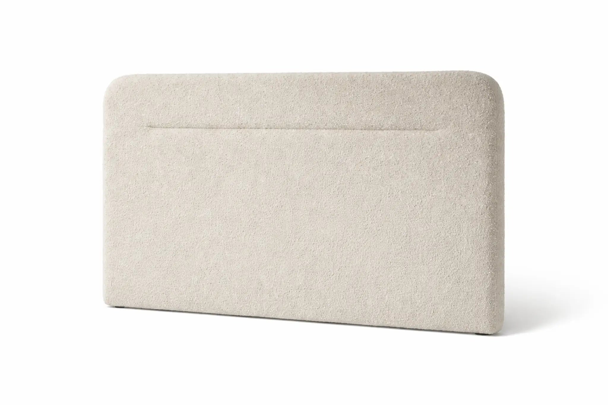 Cabecero tapizado con ranura horizontal superior en tono crema suave .
