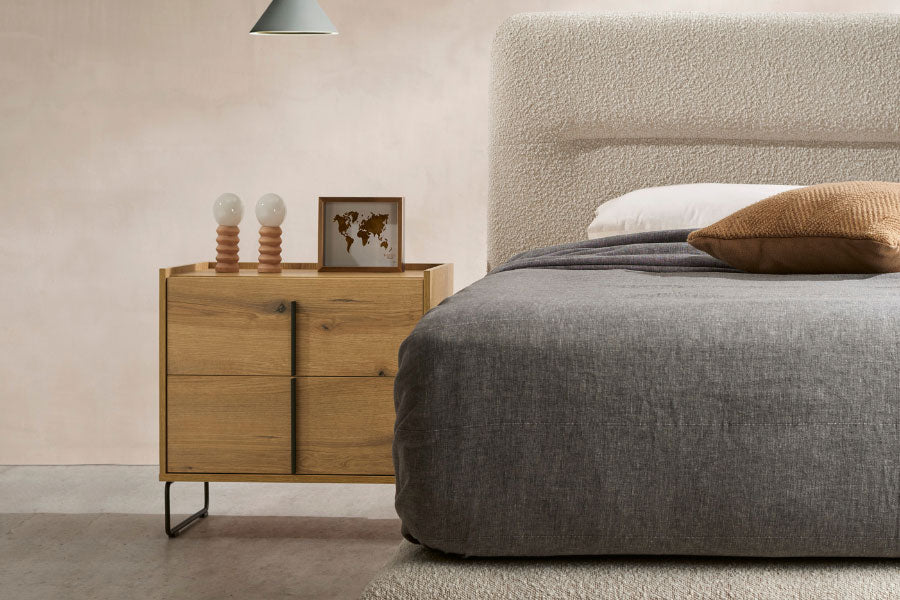 Cabecero Moon Vissuto tapizado bouclé crema de gran formato con mesita roble y cama gris