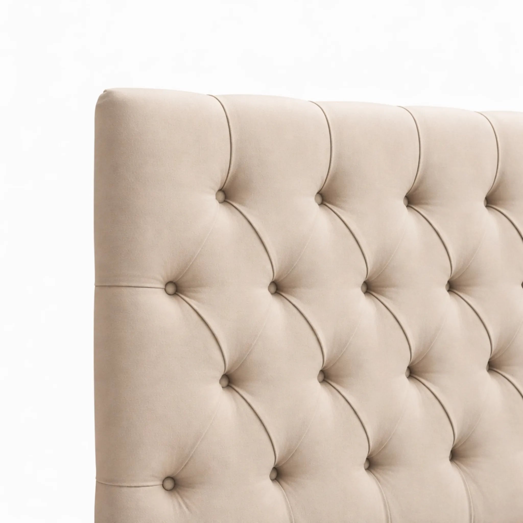 Cabecero capitoné rombos beige con botones forrados. Patrón clásico chevron acolchado.