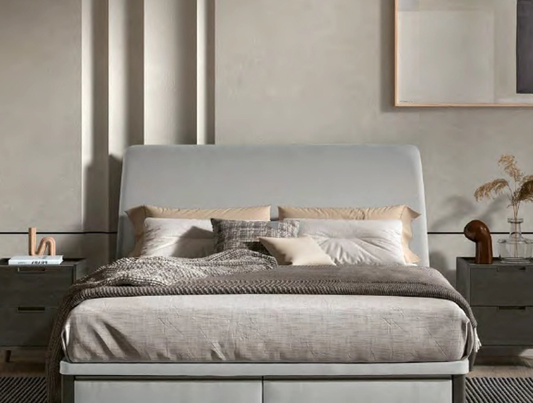 Dormitorio con cabecero Vissuto Cliff tapizado gris claro con cama vestida en tonos neutros